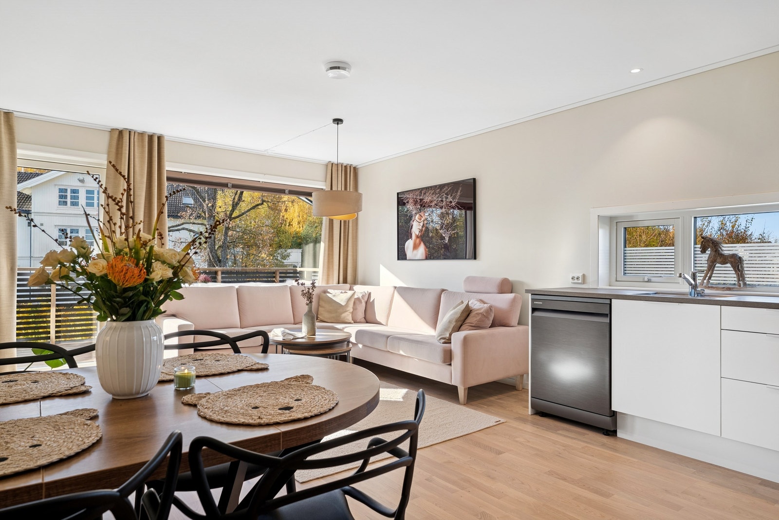 Det er gjennomgående lyse og tidsriktige farge- og materialvalg. Galleribilde