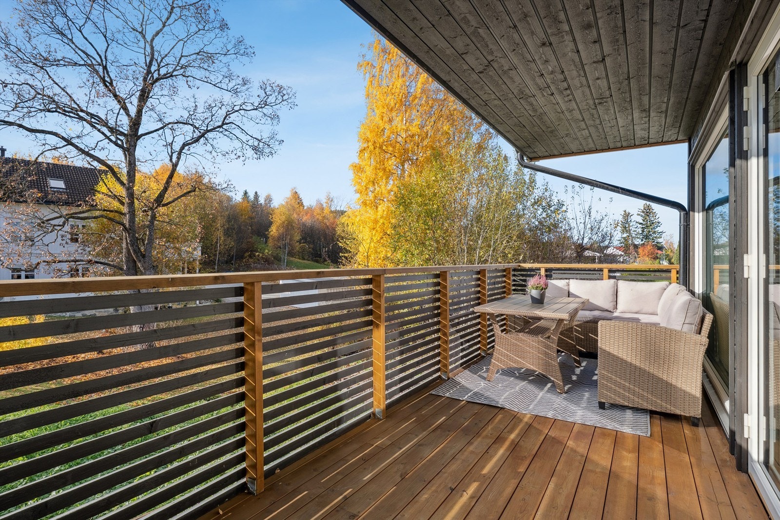 Overbygd balkong som forlenger stuen i sommerhalvåret. Galleribilde