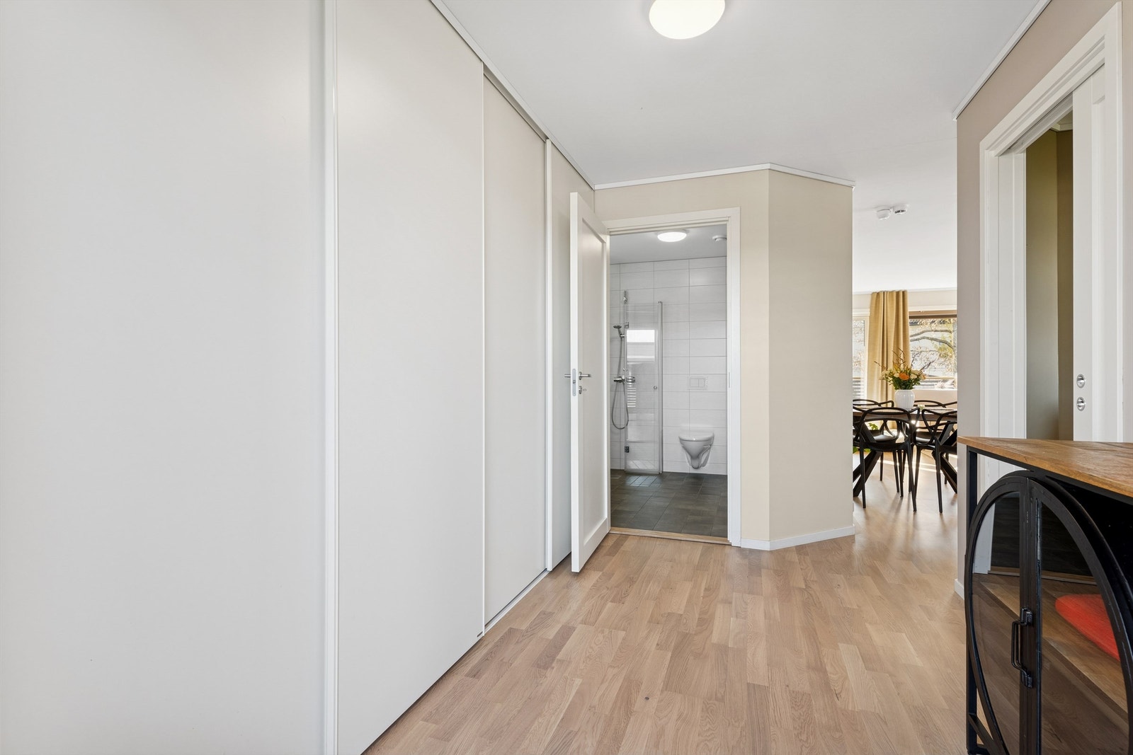 Entré/gang med stor garderobeløsning. Galleribilde