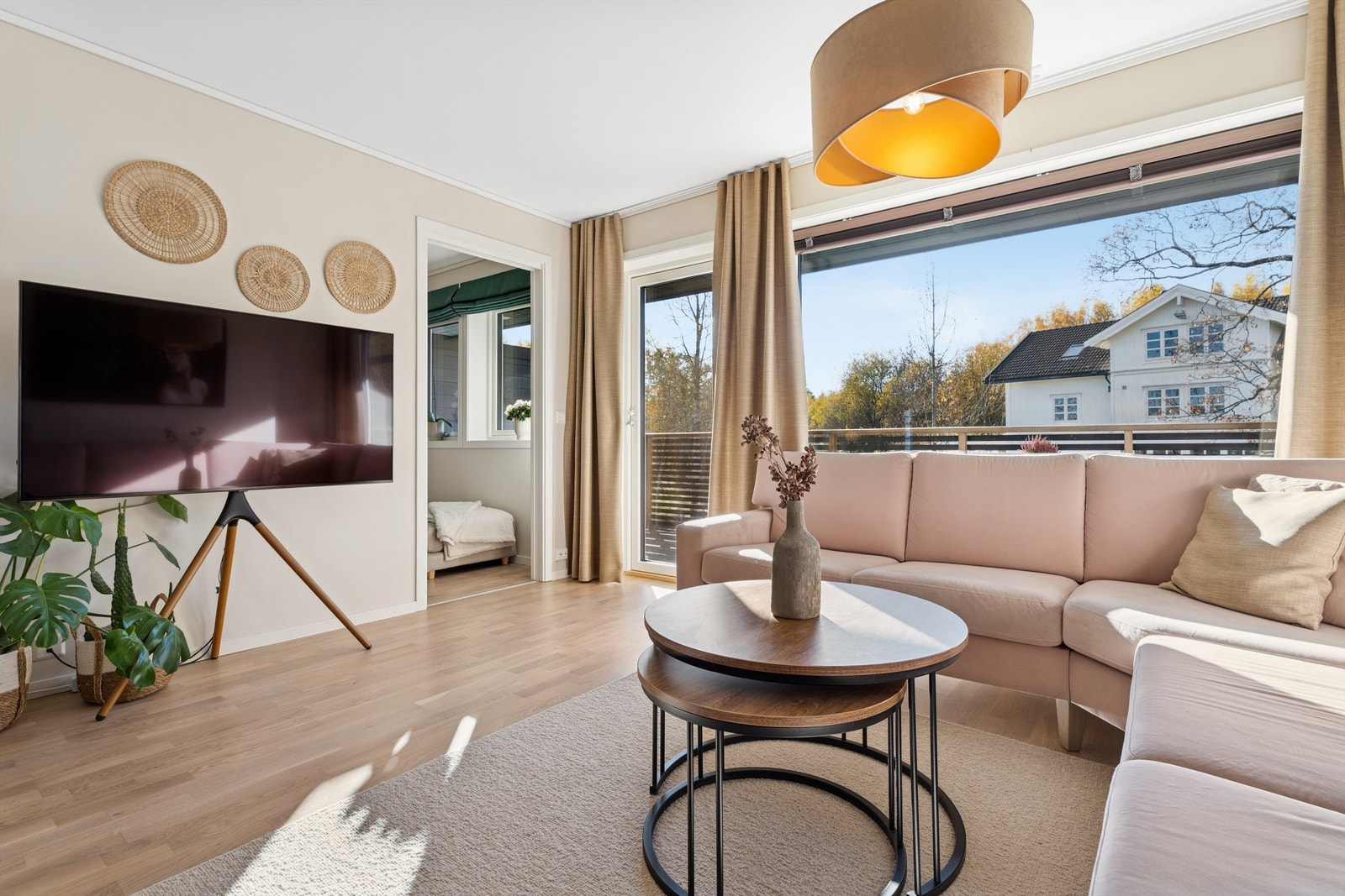 Stue med utgang til balkong og adkomst til soverom 2. Galleribilde