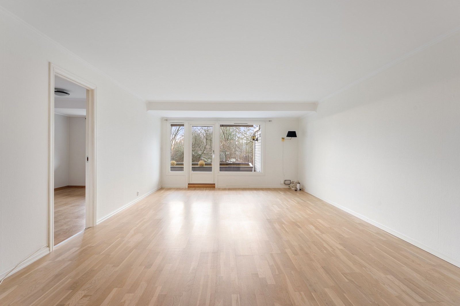 Lys og hyggelig stue med gode møbleringsmuligheter Galleribilde