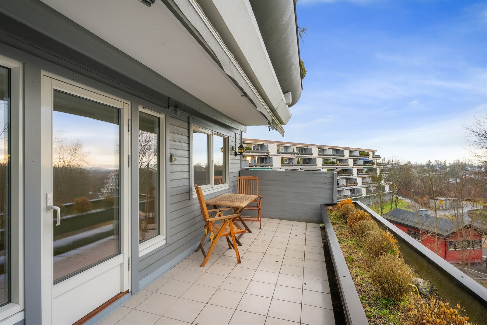 Balkongen er sydvestvendt og har meget gode solforhold og nydelig utsikt Galleribilde
