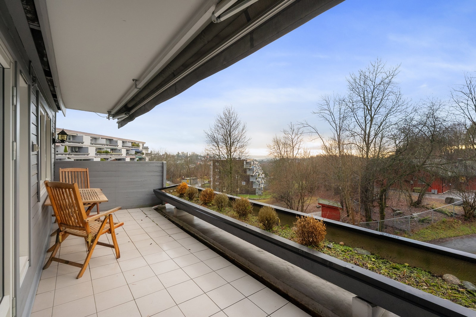 Velkommen til Edelgranveien 72 - attraktivt beliggende 3(4)-roms endeleilighet med flott utsikt og gode solforhold. Oppussingsobjekt med stort potensiale. Foto: Zovenfra AS Galleribilde