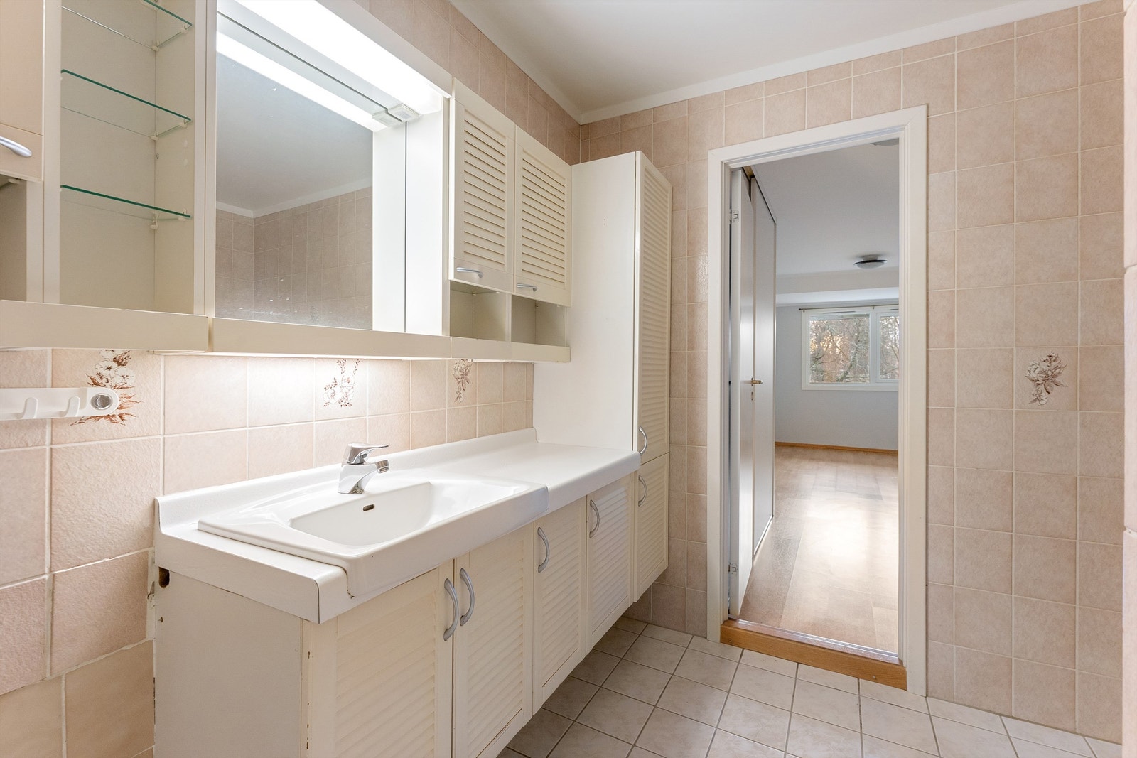 Badet har direkte adkomst fra ett av soverommene og kjøkkenet Galleribilde