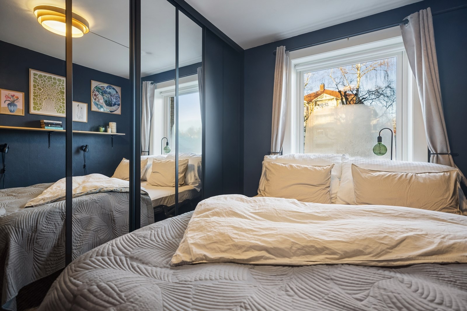 Her finner du skyvedørsgarderobe og rom for personlig preg. Galleribilde