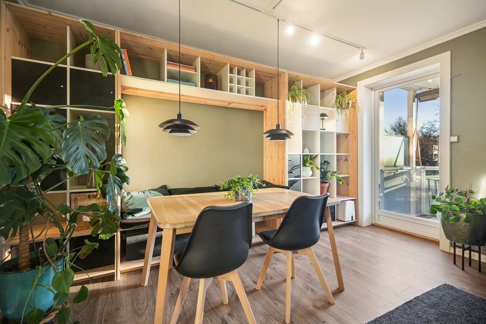 Her er det god plass til både sofagruppe og spisebord. Galleribilde