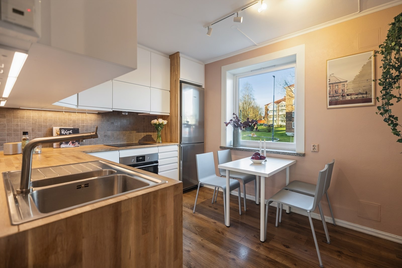 Boligen har et stilig og velholdt kjøkken fra 2017. Galleribilde