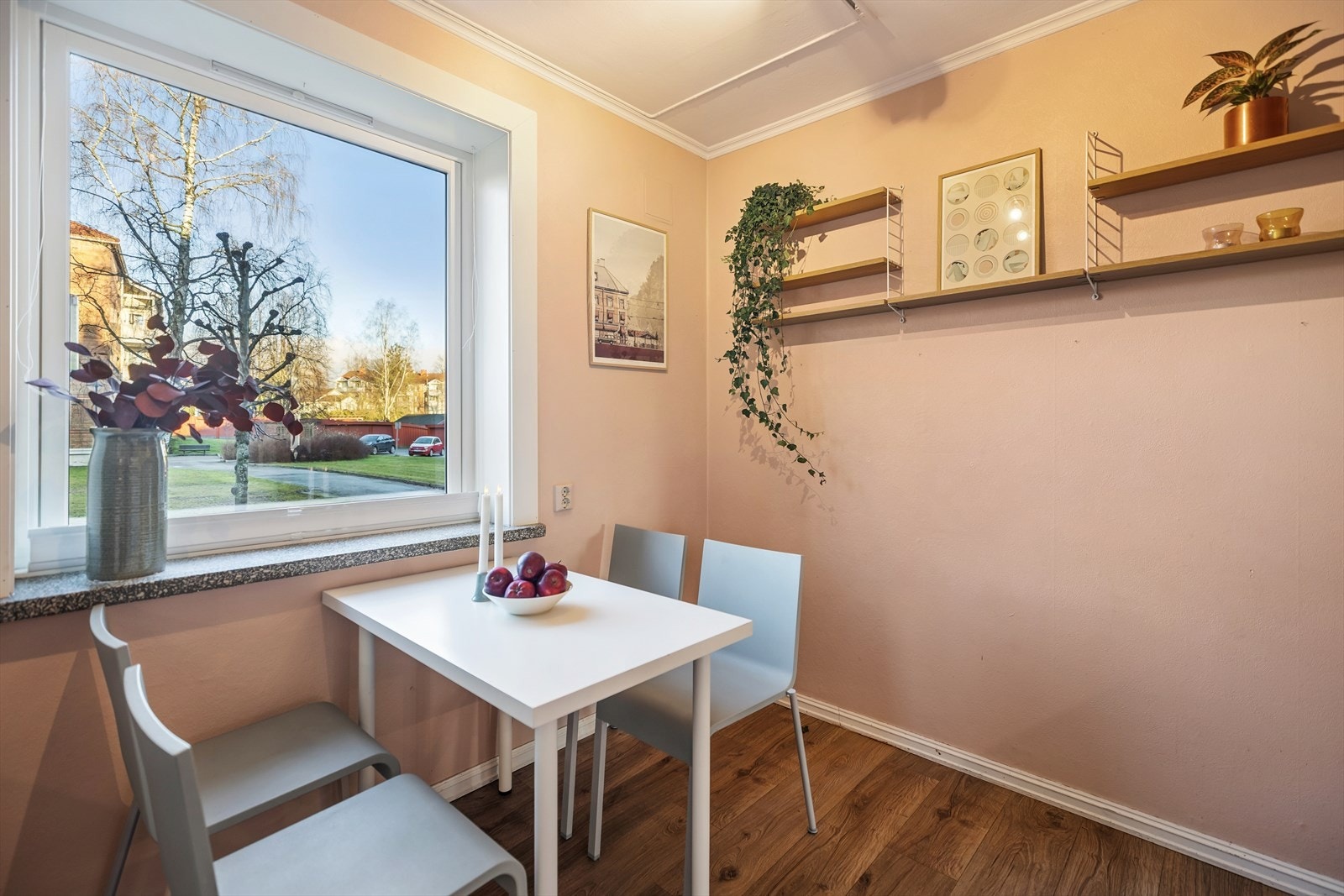 Det er også godt med plass til et tilhørende spisebord. Galleribilde