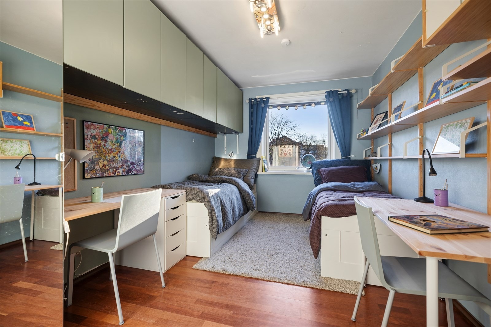 Boligen byr på to innbydende soverom som kombinerer komfort og funksjonalitet. Galleribilde