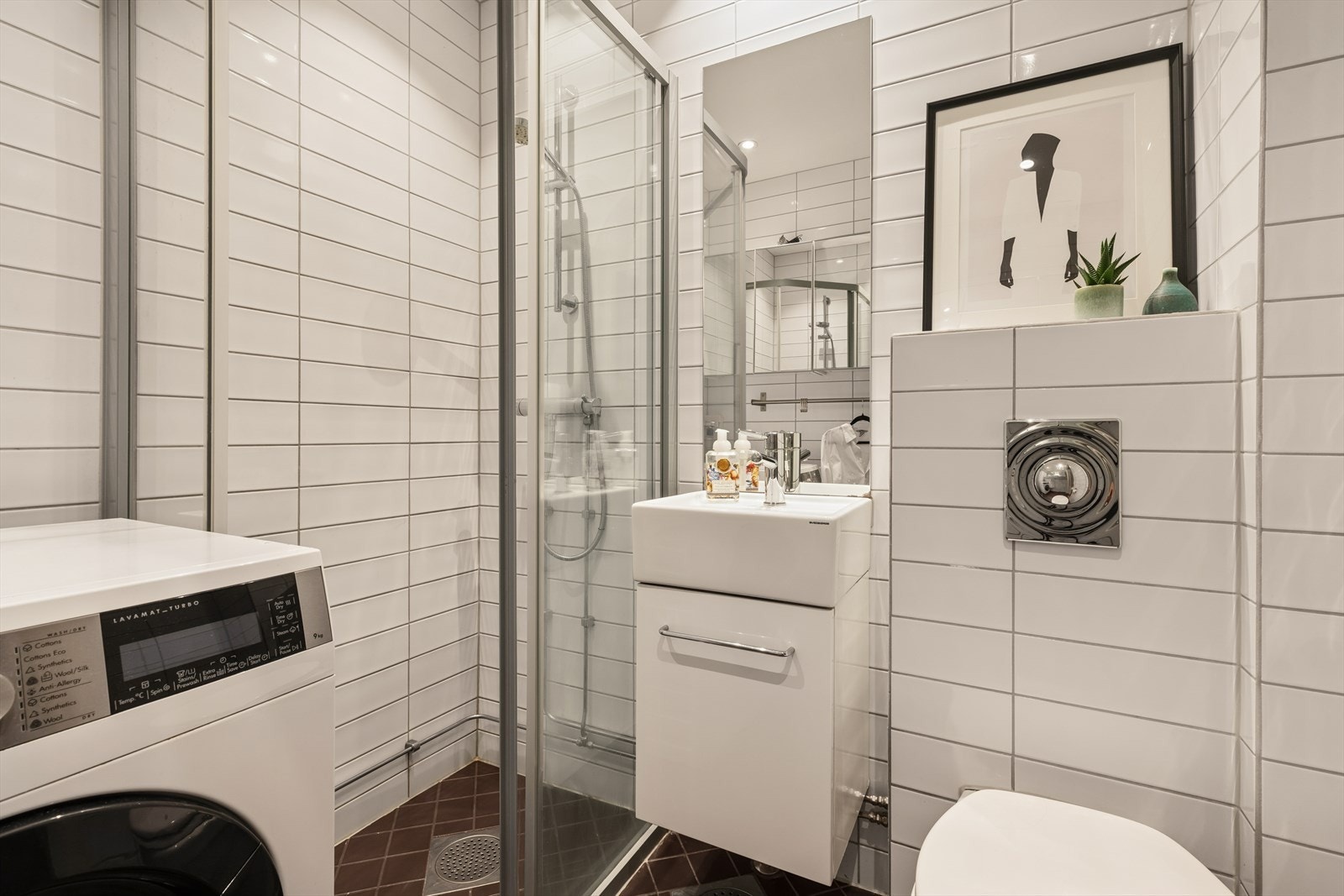 Innredningen består av servantskap med glatte, folierte fronter og heldekkende servant. Galleribilde