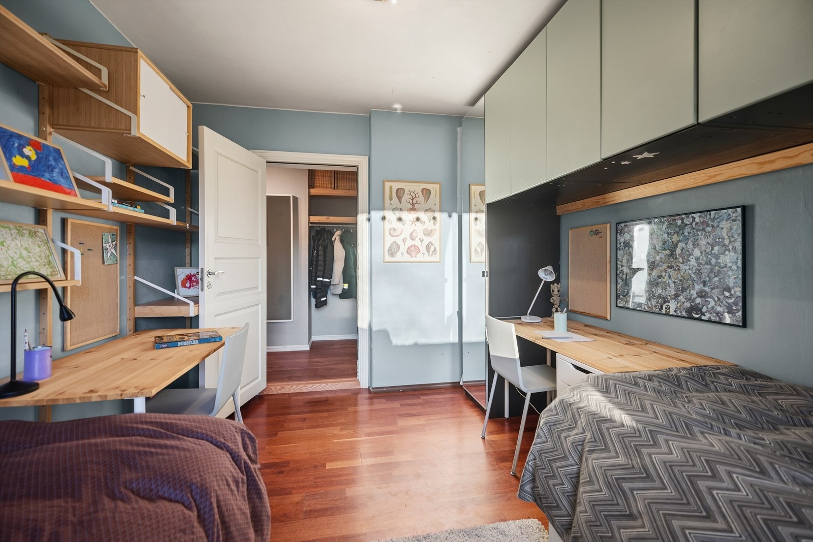 Hovedsoverommet er romslig og har en praktisk garderobeløsning som gir rikelig oppbevaringsplass. Galleribilde