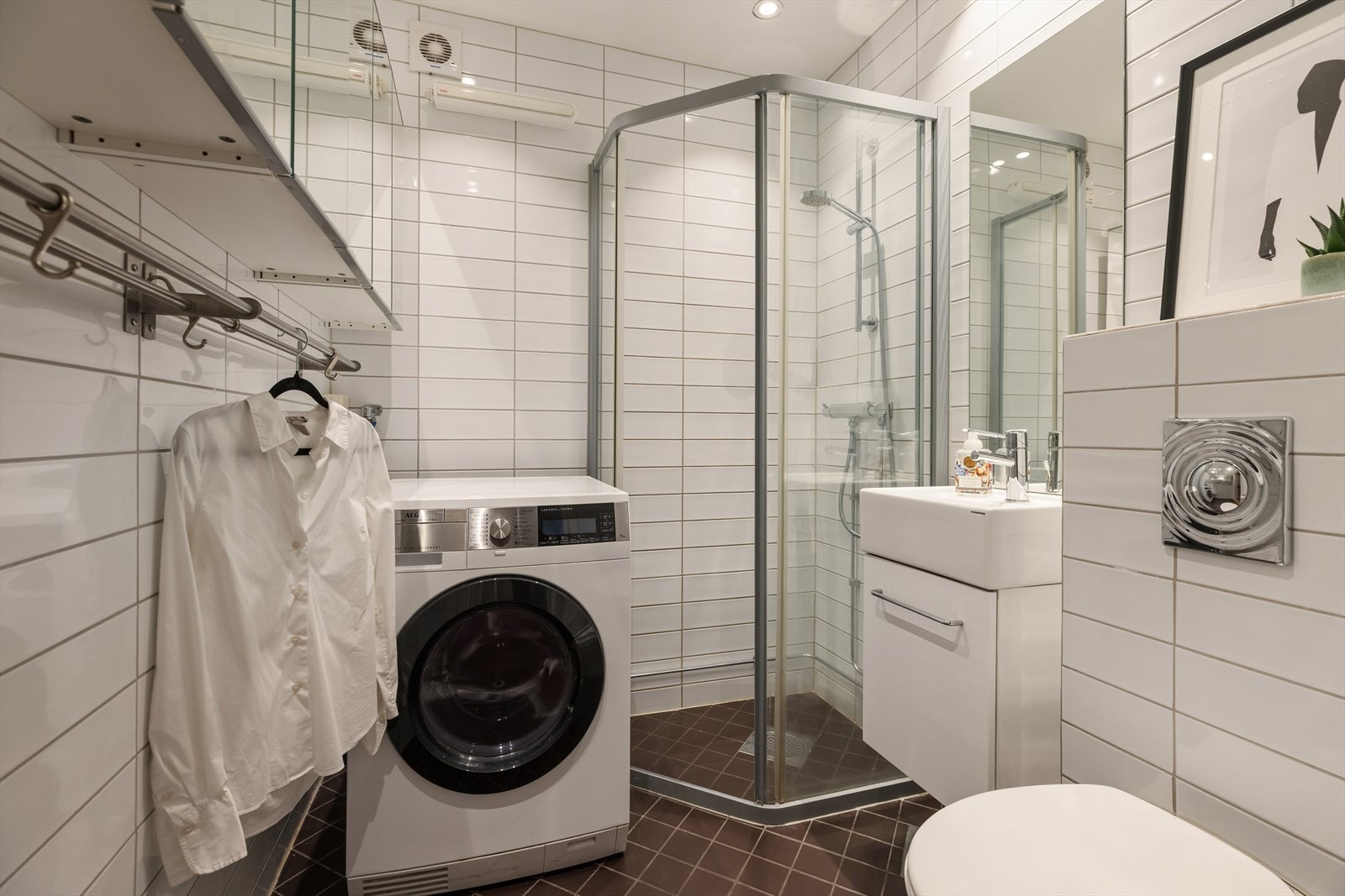 Boligen har et pent brukt bad flislagte overflater, og gulvvarme med elektriske varmekabler. Galleribilde