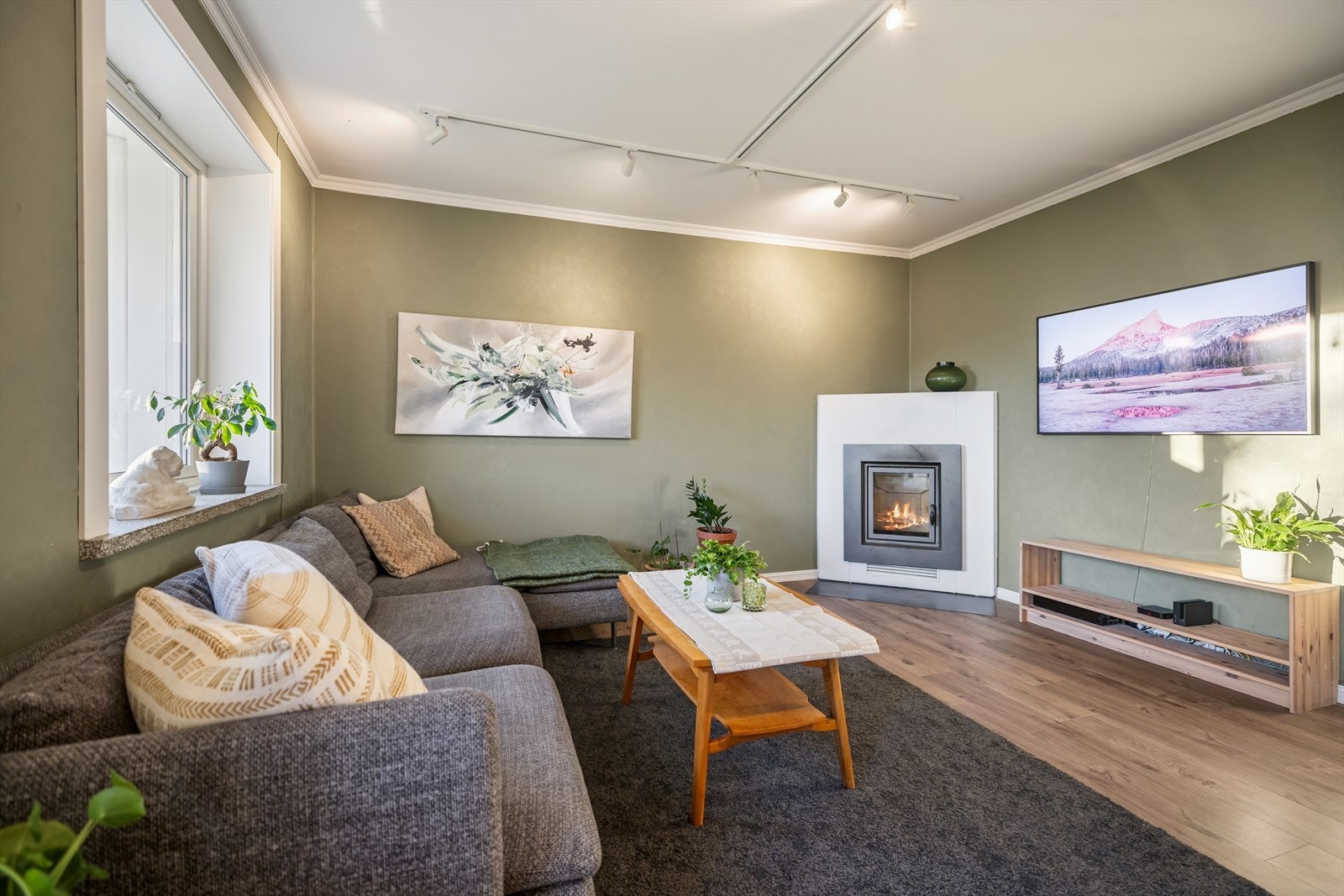 Peisen blir hjemmets hjerte på kalde dager, og gir både behagelig varme og en koselig ramme for avslappende stunder. Galleribilde