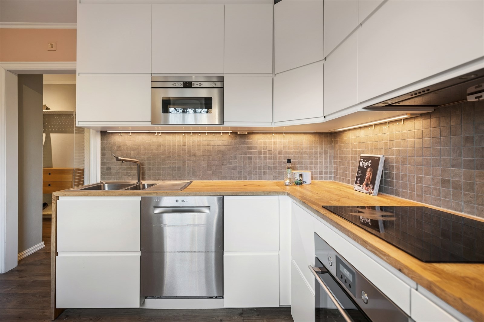 Her finner du alt du trenger for en effektiv hverdag, med integrert platetopp, stekeovn, mikro og oppvaskmaskin. Galleribilde