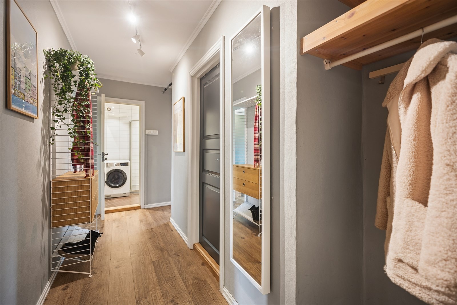 Leiligheten har et innbydende inngangsparti som gir et godt førsteinntrykk for resten av leiligheten. Galleribilde