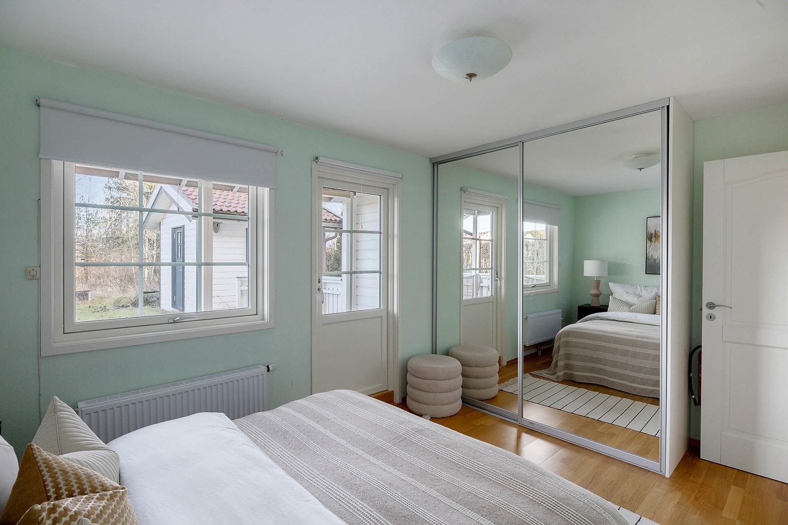 Utgang til en hyggelig hage fra soverommet. Galleribilde