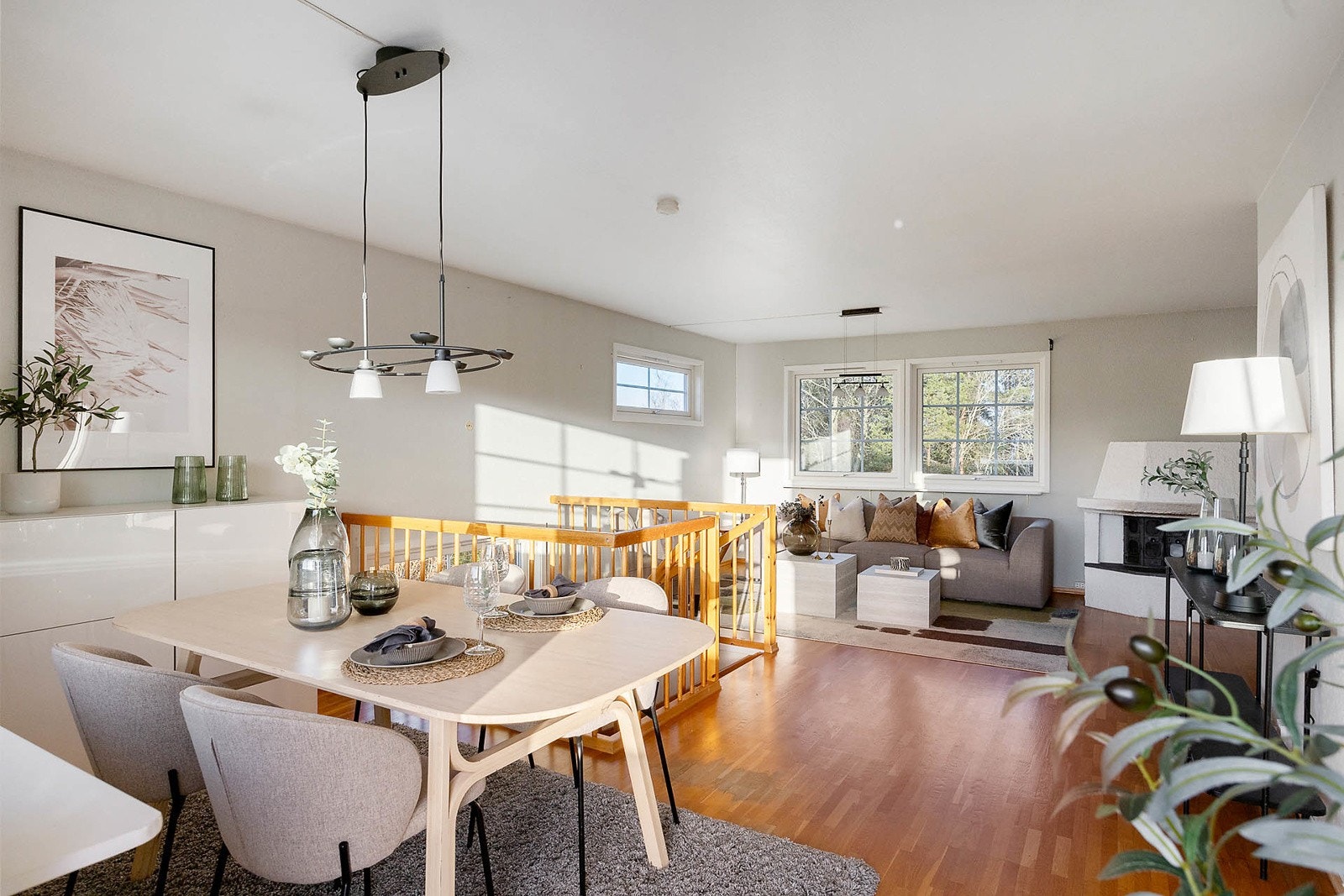 Lys og luftig stue med store vindusoverflater som gir godt med naturlig lys. Galleribilde