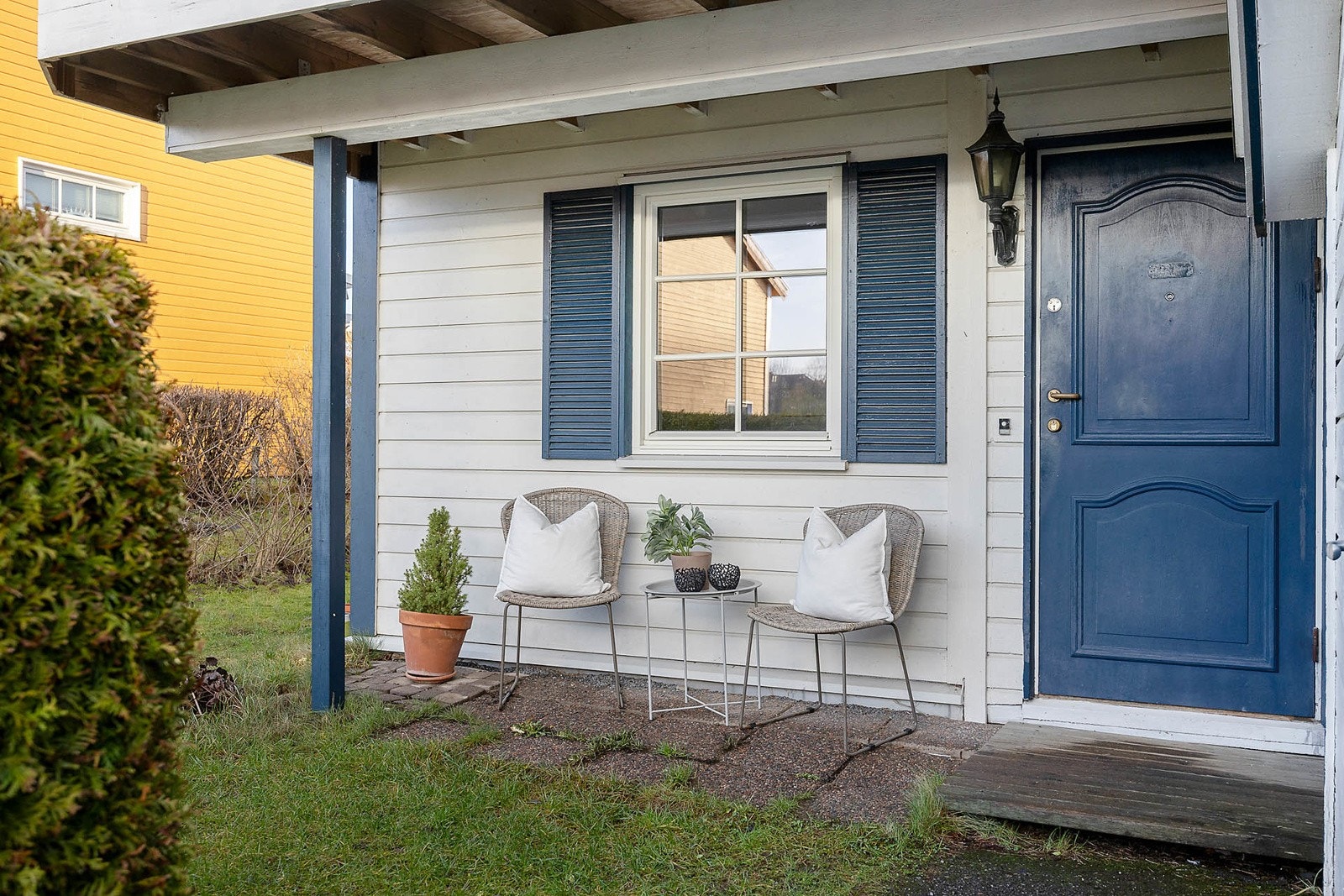 Pent opparbeidet uteområde med grøntareal og beplantning. Galleribilde