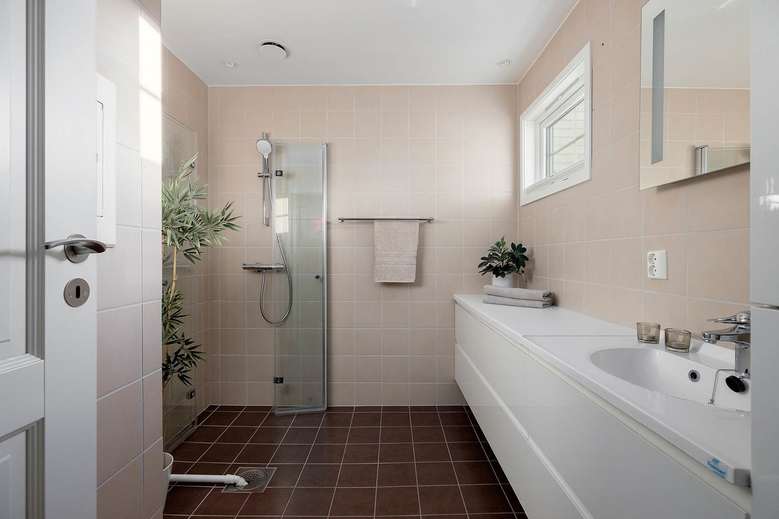 Stort og fint bad fra 2015. Baderomsinnredningen er bestående av laminat arbeidsbenk med skuffeseksjon, servant med skuffeseksjon, speil med lys, dusjhjørne med svingbare glassdører og opplegg for vaskemaskin. Galleribilde