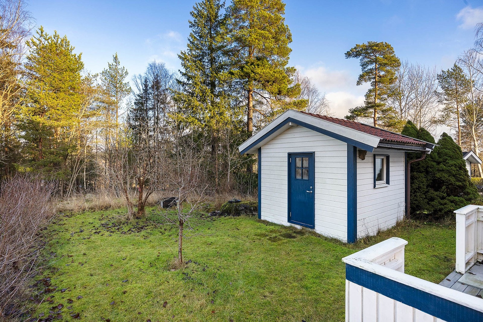 Romslig og innbydende hage - perfekt for avslapping, lek og kvalitetstid med familien. Galleribilde