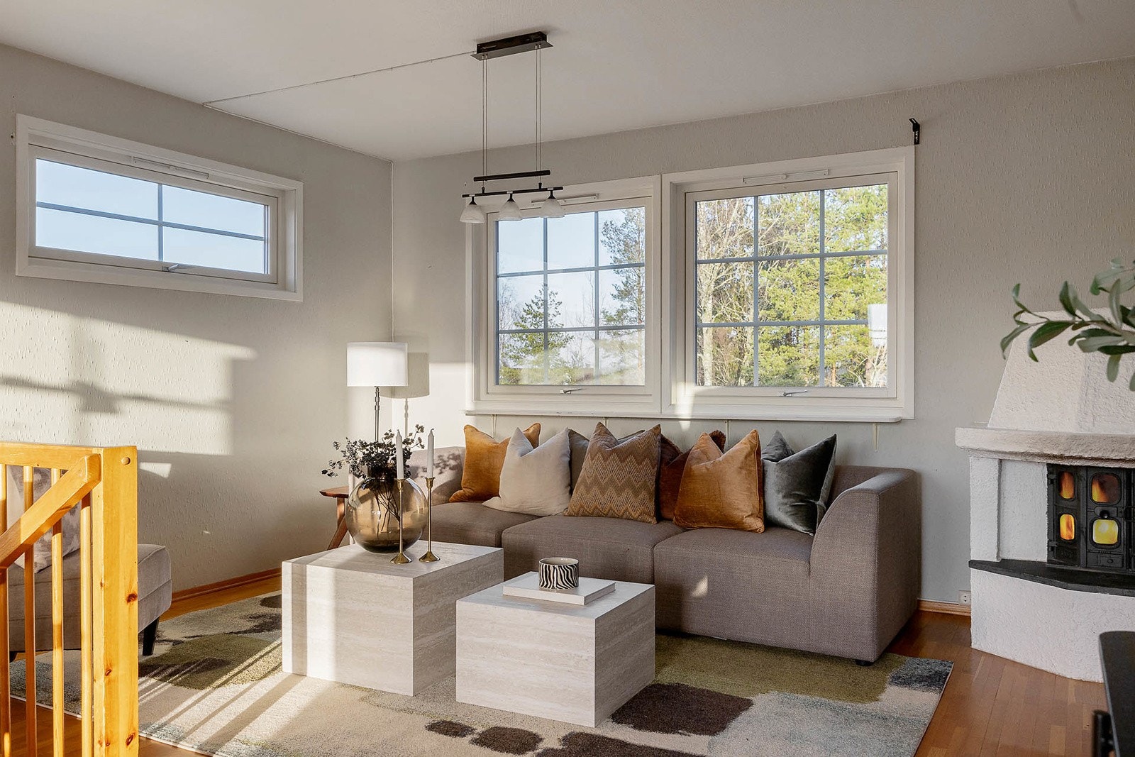 Det er god plass til sofa- og medieløsninger samt eget spisebord. Galleribilde