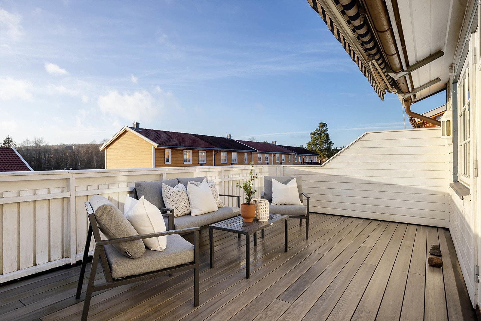 Adkomst fra stue til en syd/- vestvendt veranda med komposittgulv på ca. 21 m². Galleribilde