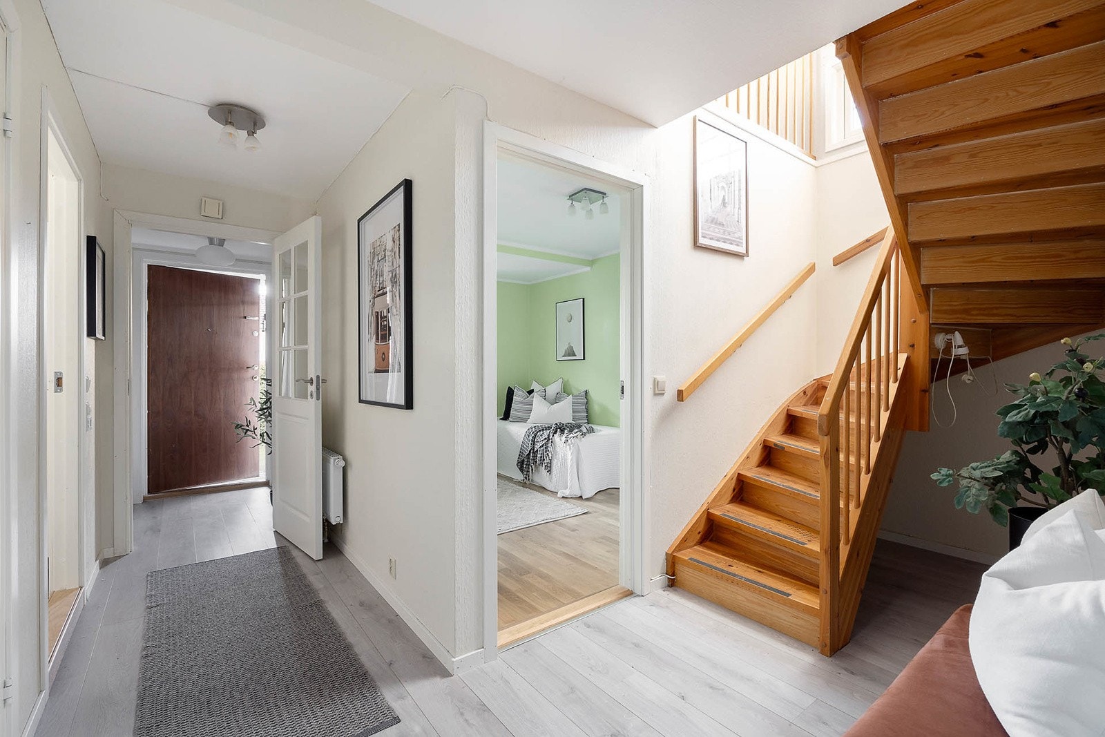 Praktisk entré med god plass til å henge fra seg yttertøy og sette fra seg sko. Galleribilde