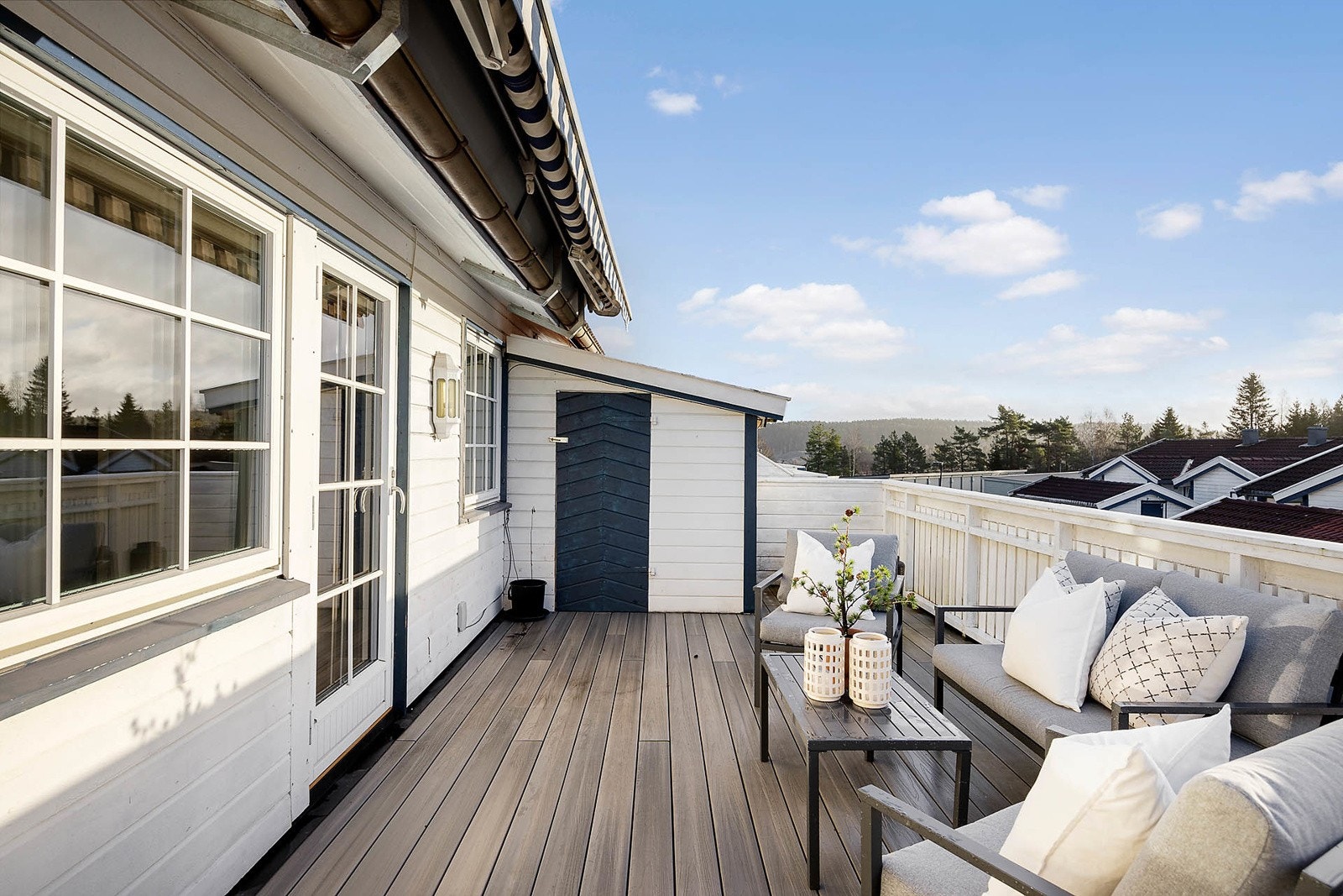 Fra stuen er det utgang til en syd-vestvendt balkong på 21 m² med nydelig solforhold, pent utsyn over nabolaget og flotte solnedganger. Galleribilde