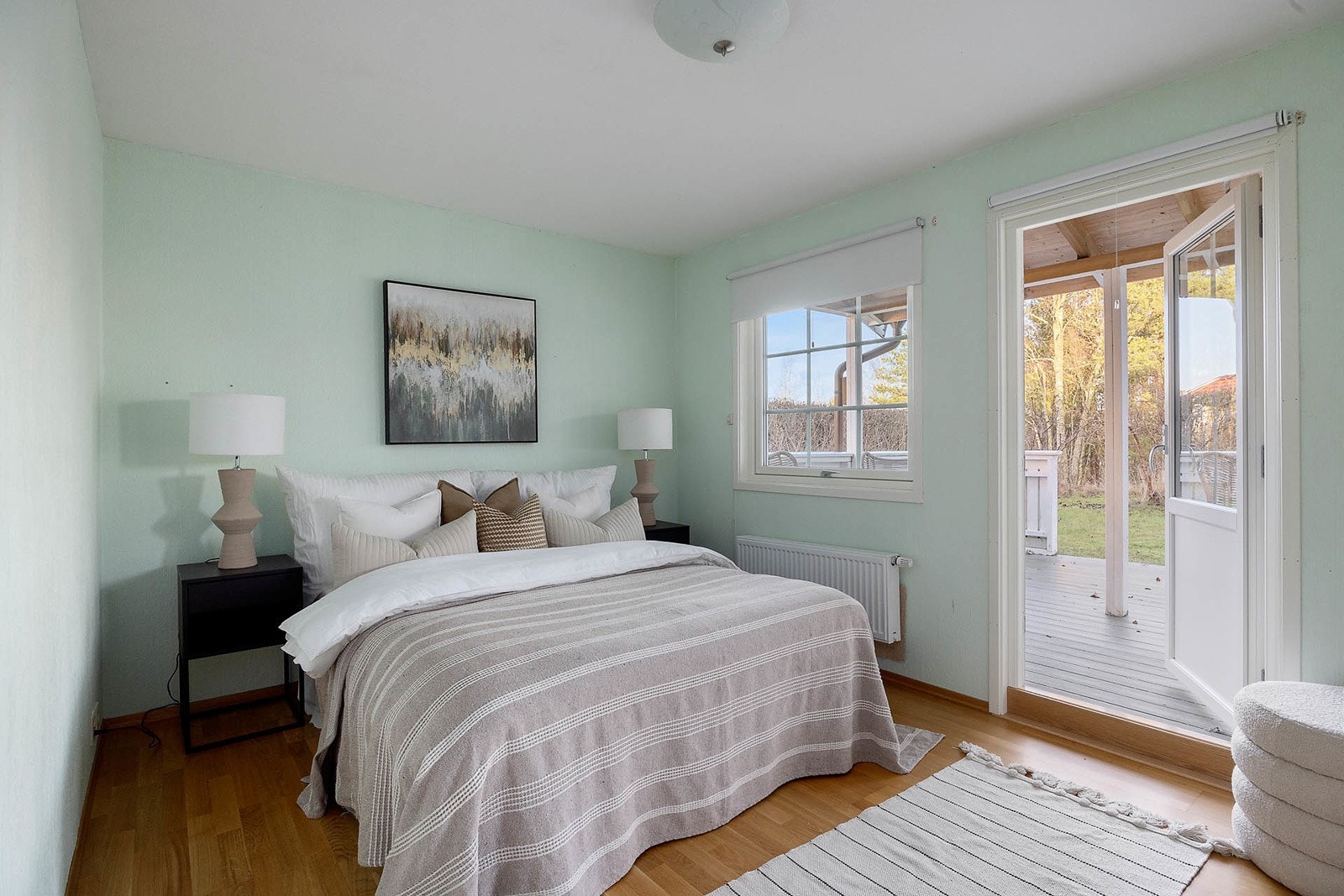 Hovedsoverommet har god plass til dobbeltseng, klesskap og nattbord. Galleribilde