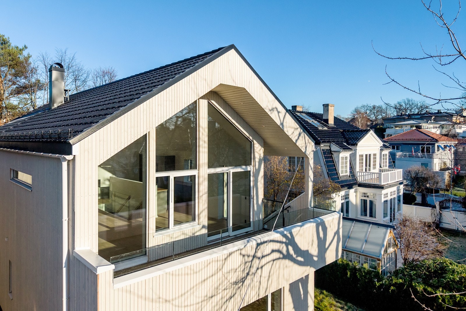 Balkongen byr på en romslig og innbydende uteplass med gode solforhold. Galleribilde