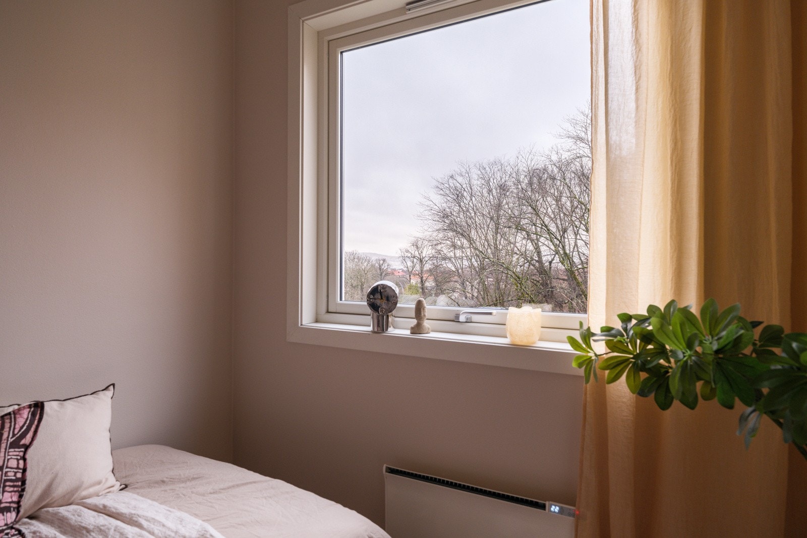 Samme gode standard som resten av leiligheten med enstavs laminat på gulv og glatte malte overflater. Galleribilde