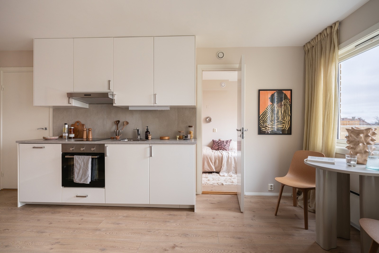 Kjøkkenet ligger i en fin og sosial åpen løsning med stuen. Galleribilde