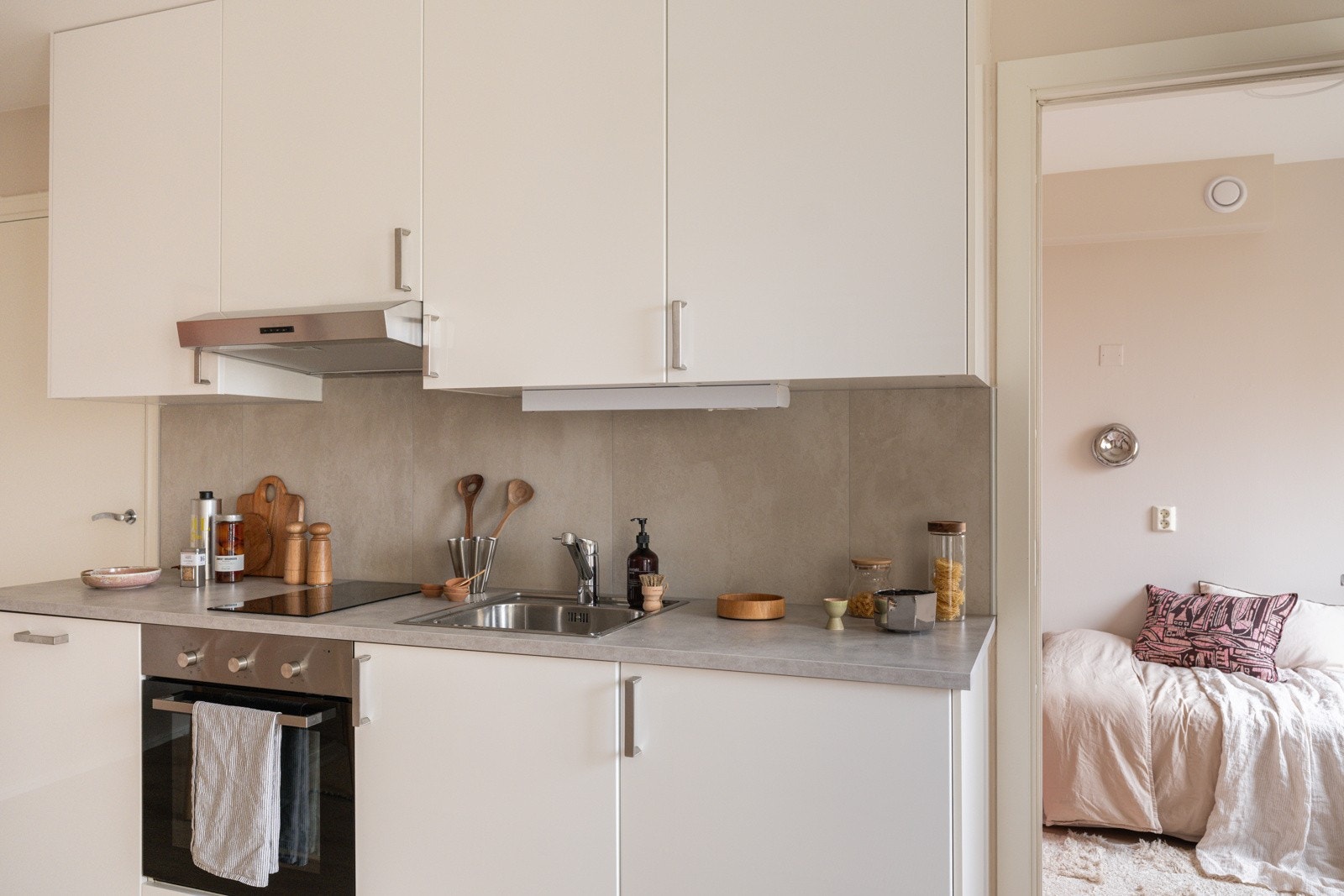 Kjøkkenet er utstyrt med medfølgende hvitevarer som nedfelt platetopp, integrert stekeovn og oppvaskmaskin. Alle hvitevarer medfølger i handelen. Det er kjøkkenventilator med kullfilter. Galleribilde