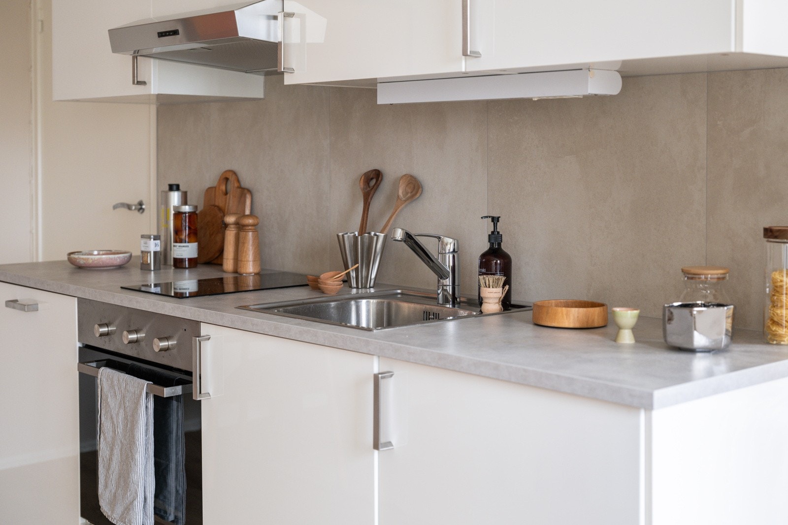 Moderne kjøkkeninnredning fra Ikea som var ny i 2015. Innredningen har hvite glatte fronter og laminert benkeplate med nedfelt oppvaskkum. Galleribilde