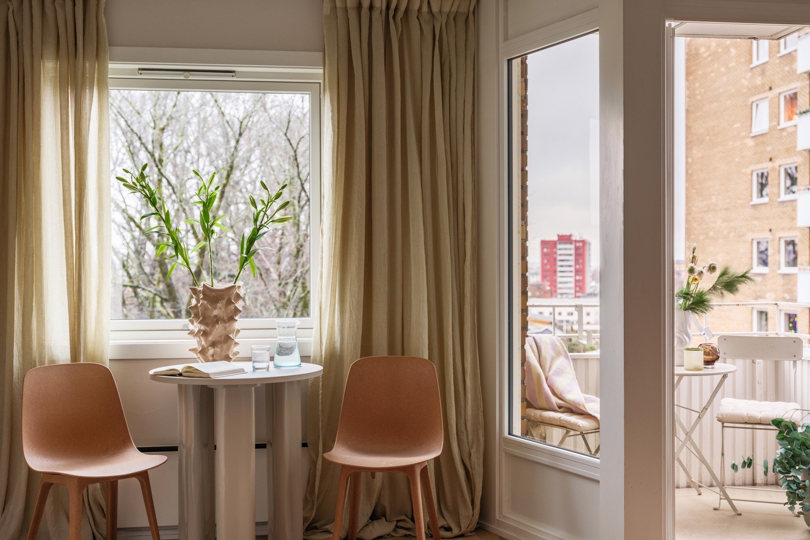 Beliggenheten i byggets 4. etasje med store vindusflater, sørger for rikelig med naturlig lys, samtidig som det er lite direkte innsyn. Galleribilde