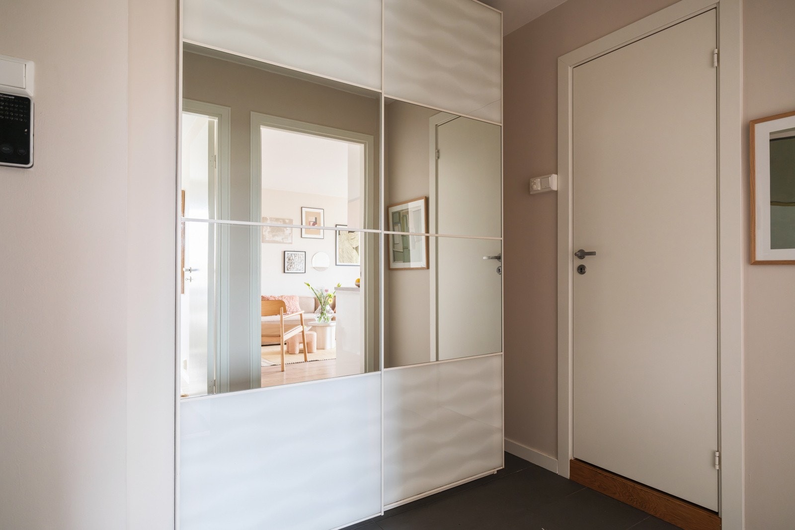 Entréen har god standard med mørke fliser på gulv og glatte overflater malt i en fin farge. God oppbevaringsplass i stor skyvedørsgarderobe som medfølger i handelen. Galleribilde