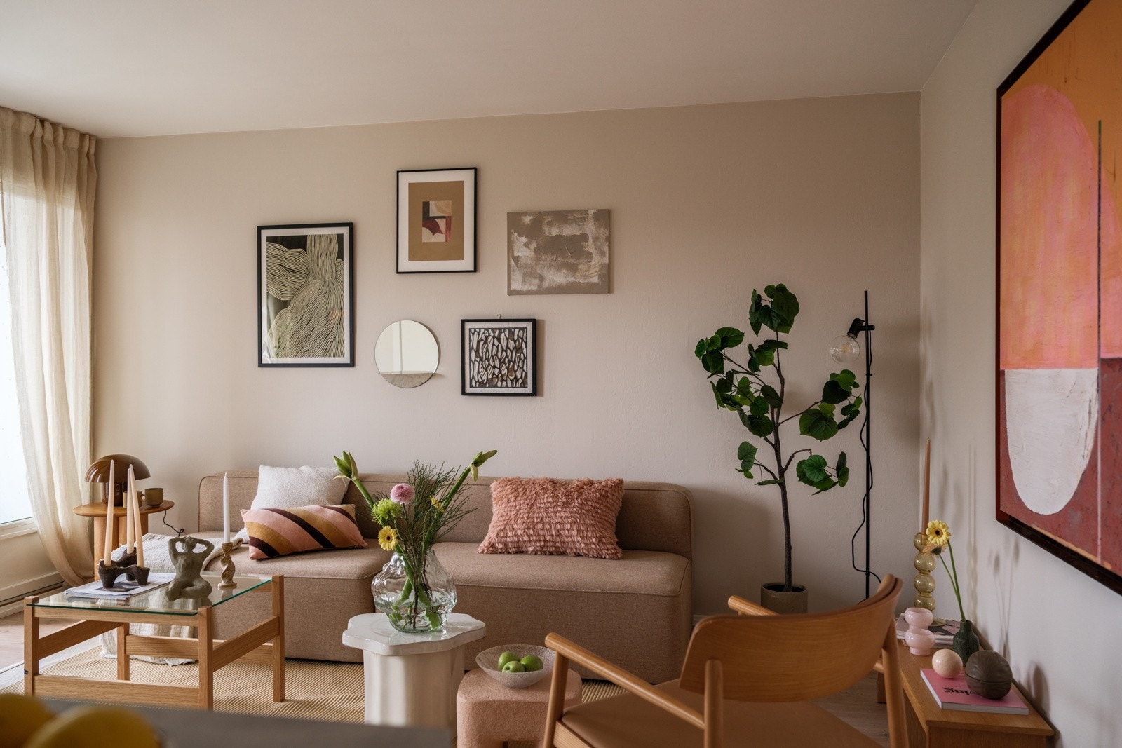 Leiligheten ligger på hjørnet i byggets 4. etasje med heis, og har en arealeffektiv planløsning med åpen stue- og kjøkkenløsning og 2 soverom. Galleribilde