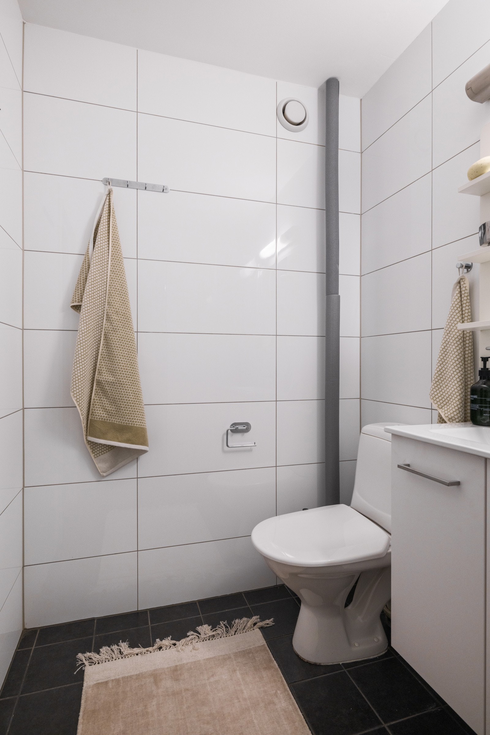 Baderommet er også utstyrt med dusjhjørne med innfellbare glassdører og gulvstående toalett. Galleribilde