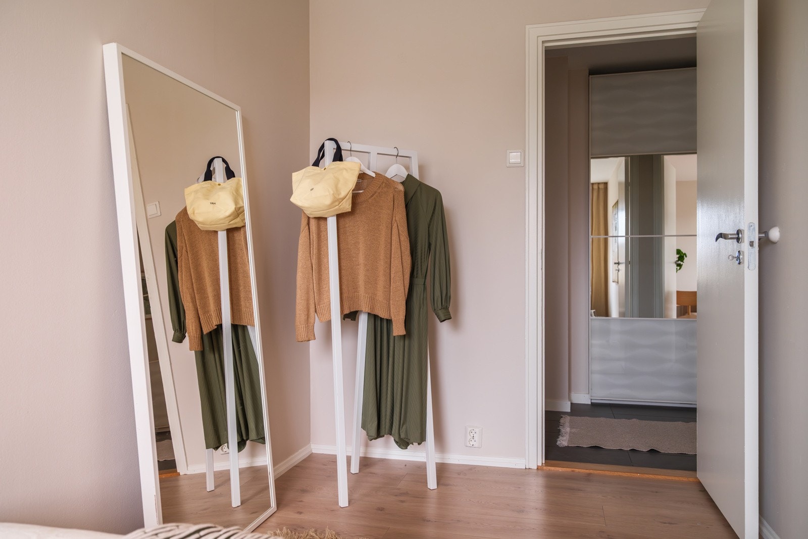 Det er også ytterligere plass til feks. kontorpult, kommode eller andre garderobeløsninger. Galleribilde
