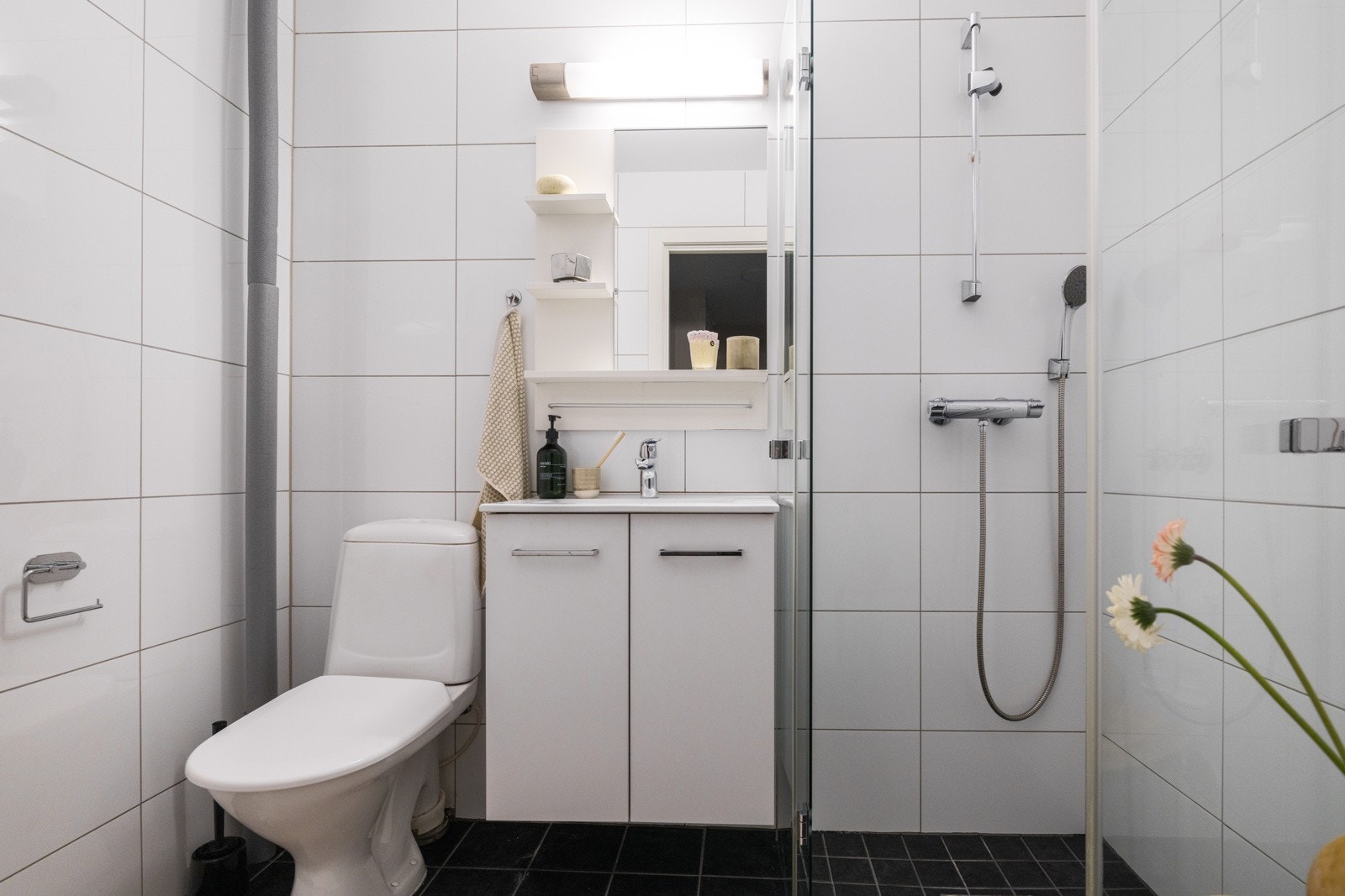 Leiligheten har et lyst flislagt baderom som ble pusset opp i 2015. Baderommet har mørke fliser på gulv, hvite fliser på veggene, elektriske varmekabler i gulv og mekanisk avtrekk. Galleribilde