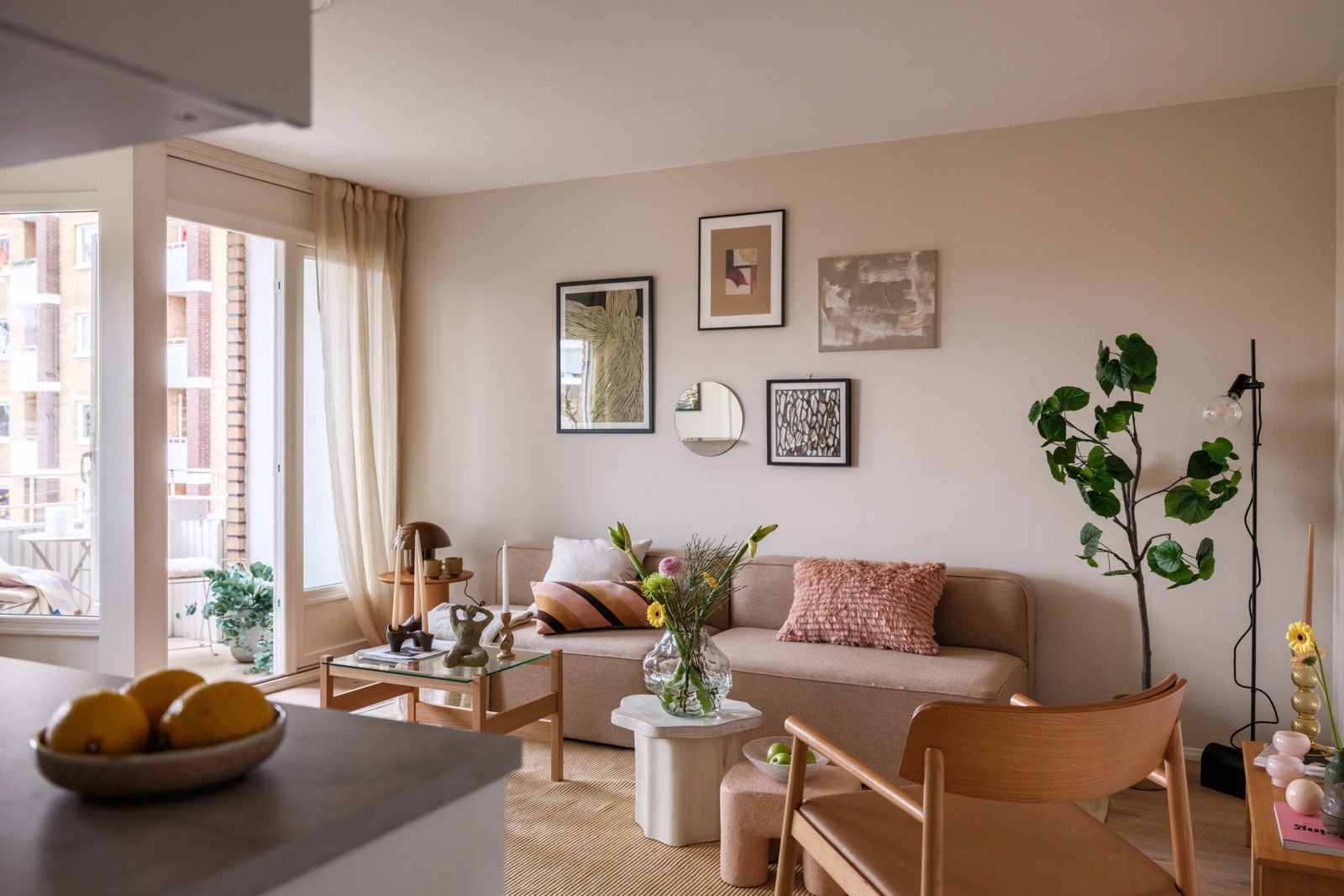 En lys og pen 3-roms hjørneleilighet med god standard. Stuen er det naturlige oppholdsrommet i leiligheten, og er et lyst og fint rom. Galleribilde