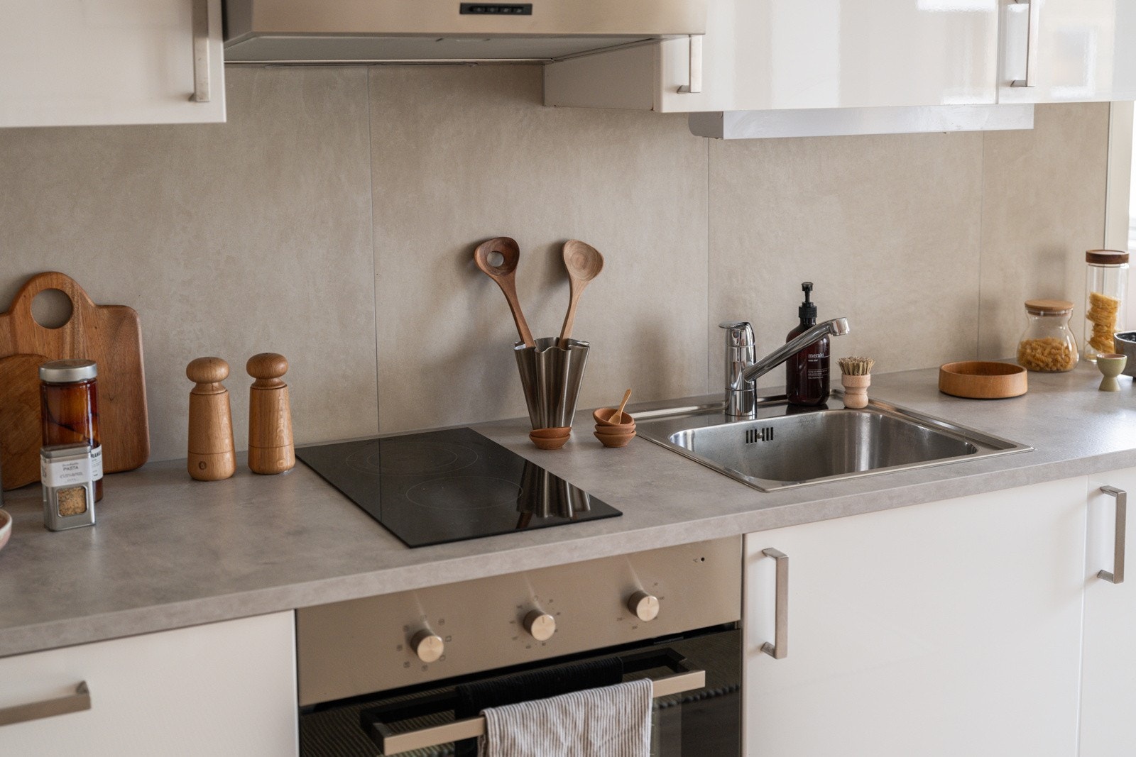 Praktisk med flotte fliser i benkeryggen og belysning under overskap. Galleribilde