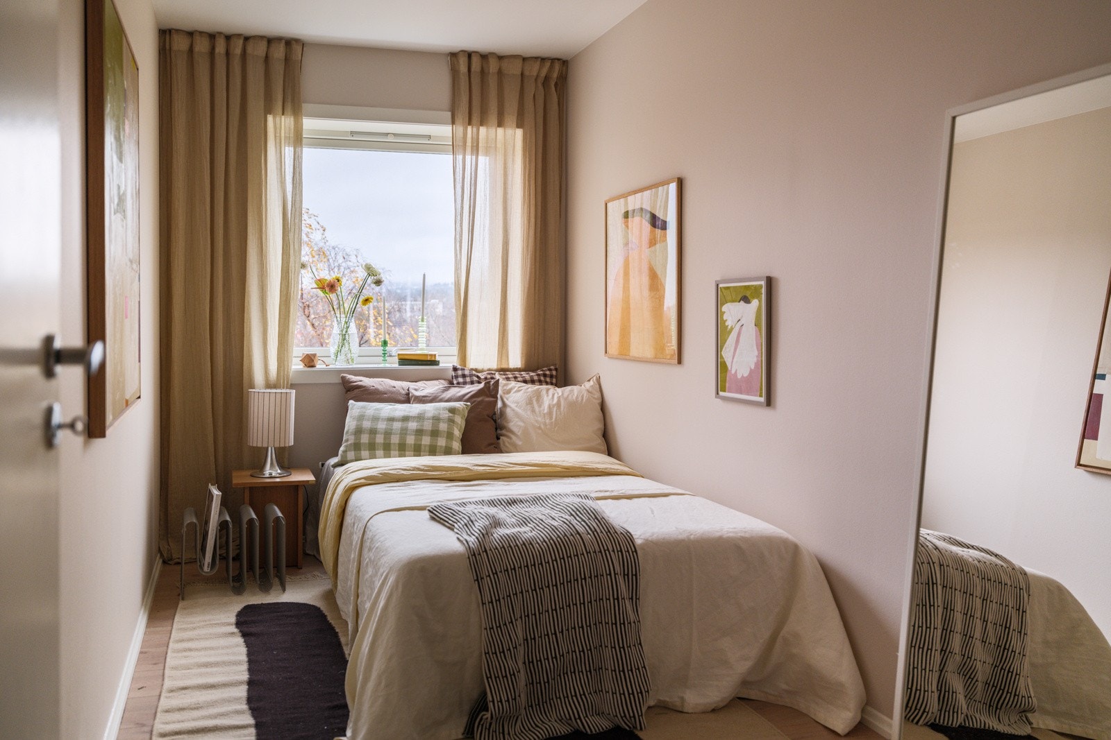 Soverom 1 er et lyst og fint rom av god størrelse. Moderne standard med pen enstavs laminat på gulv og overflater malt i en innbydende farge. Galleribilde