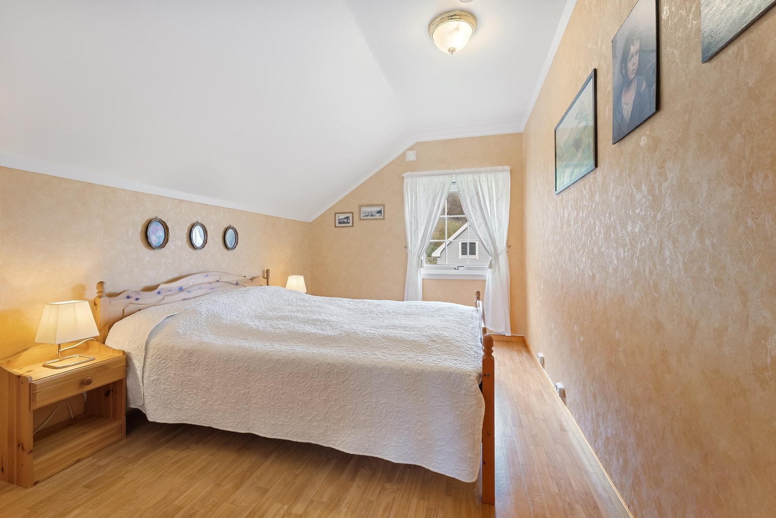 Det er 4 soverom i loftsetasje Galleribilde