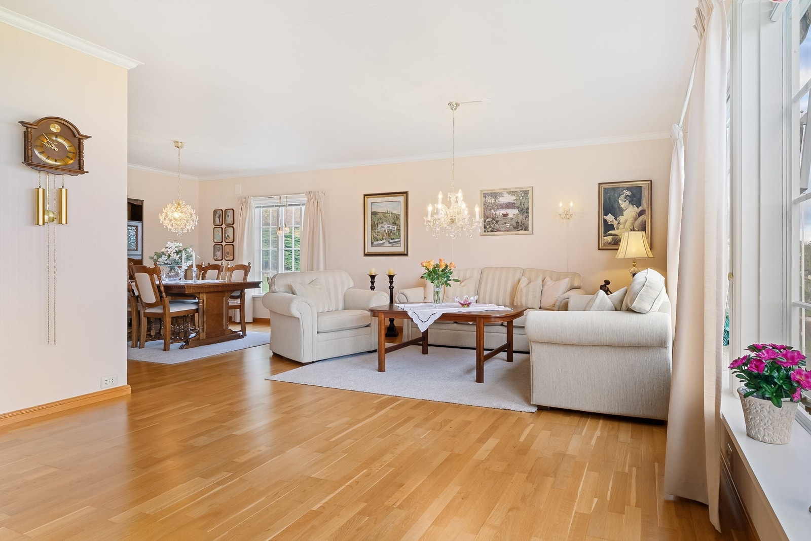 Rom for sittegrupper samt spisestue Galleribilde