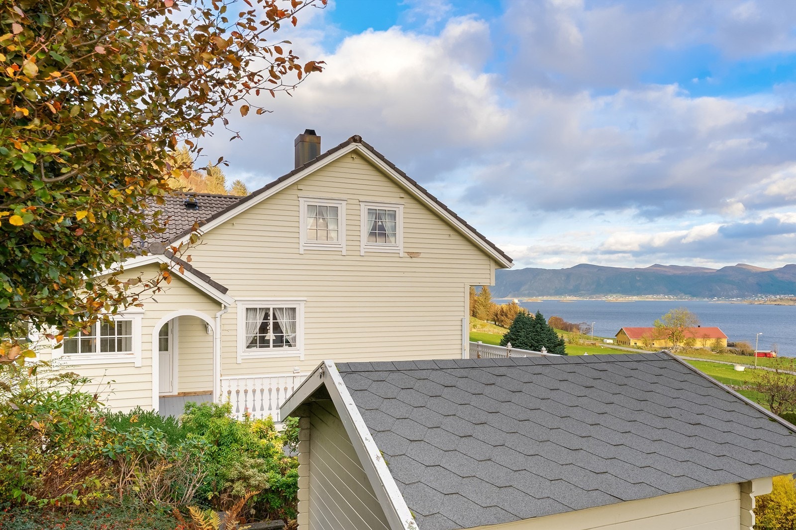 Eiendommen ligger i Torvika i Herøy kommune. Fra eiendommen er det ca 7,5 km til kommunesenter Fosnavåg. Galleribilde