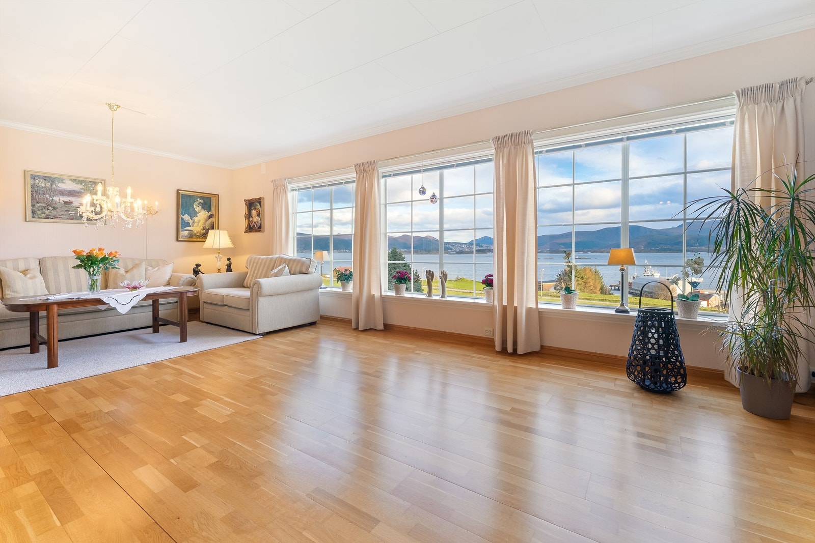 Stue har store og gode vindusflater som gir godt lysinnslipp Galleribilde