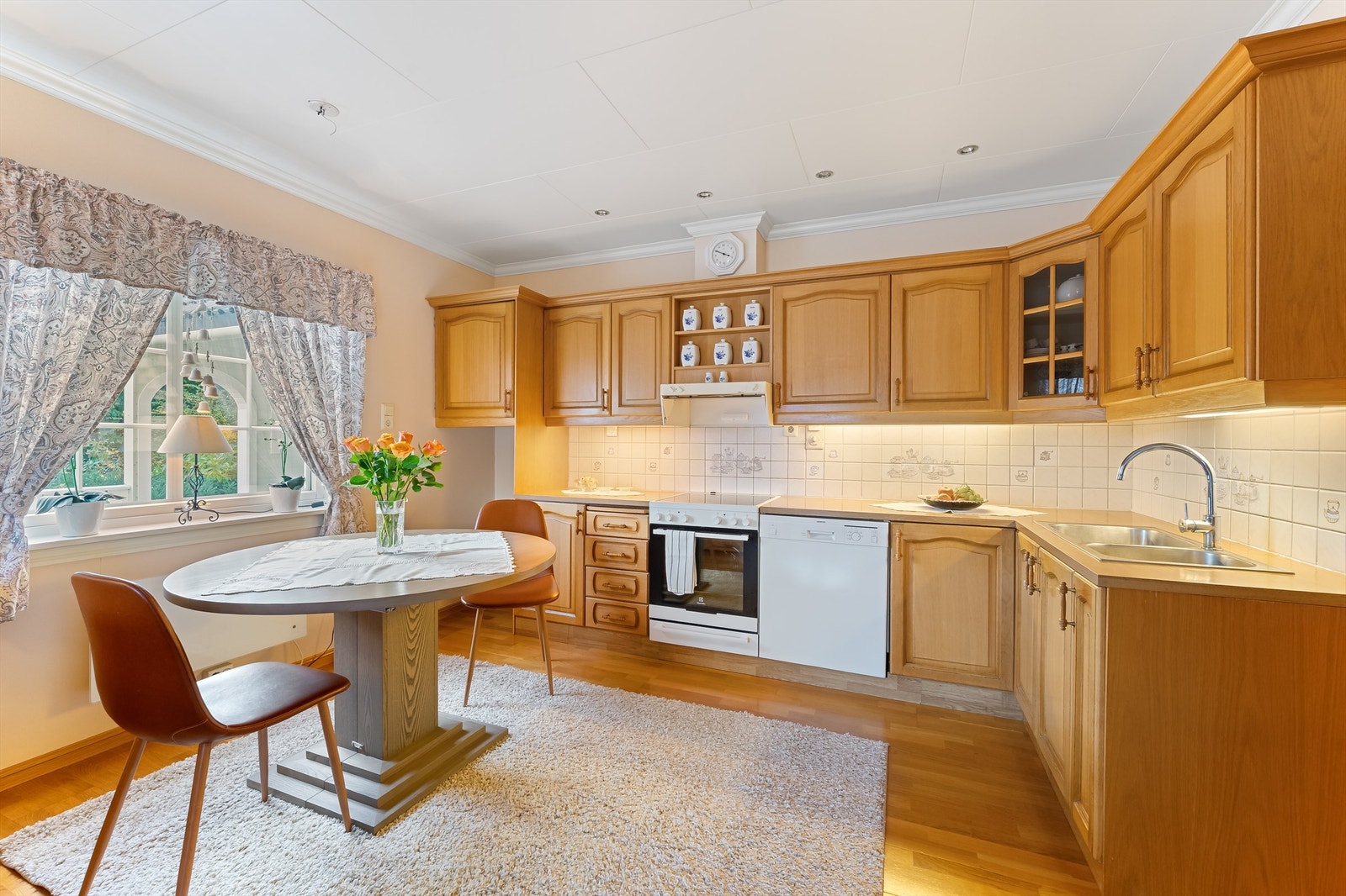 God plass for spisebord på kjøkkenet Galleribilde