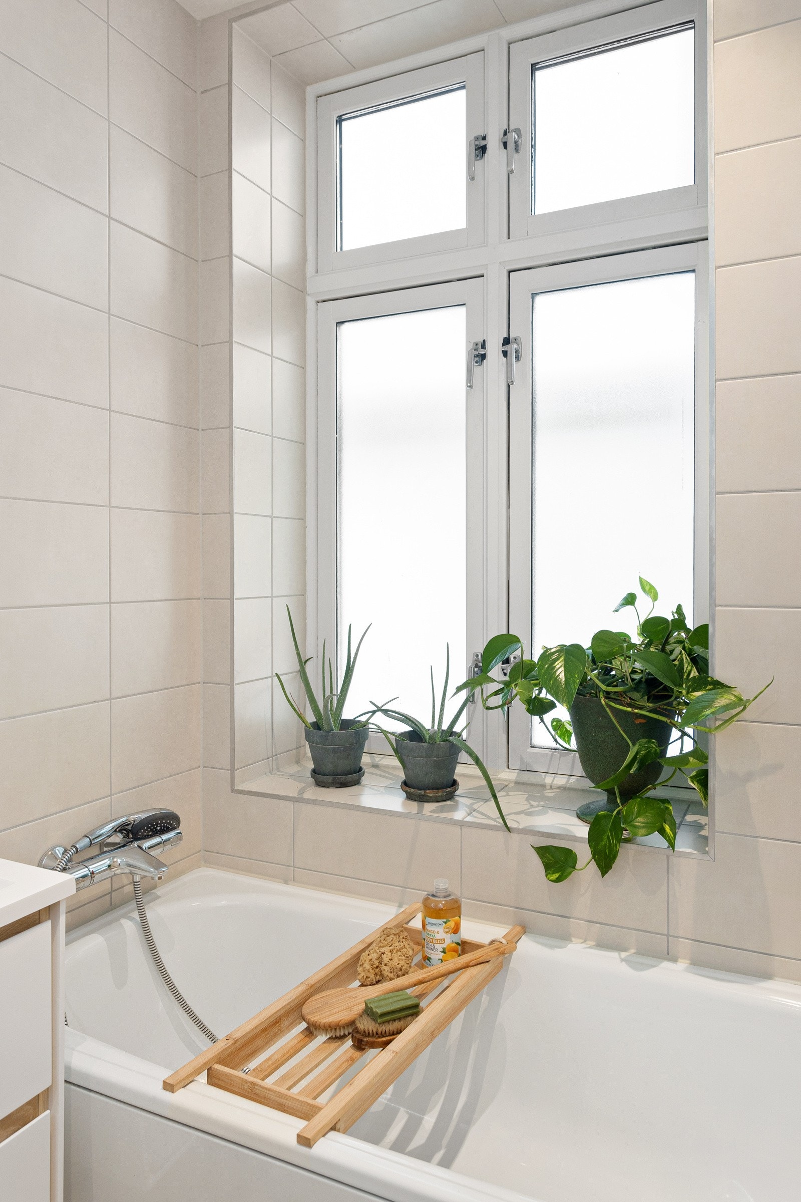 Også på baderommet har du et stort klassisk vindu som slipper inn deilig naturlig dagslys. Galleribilde