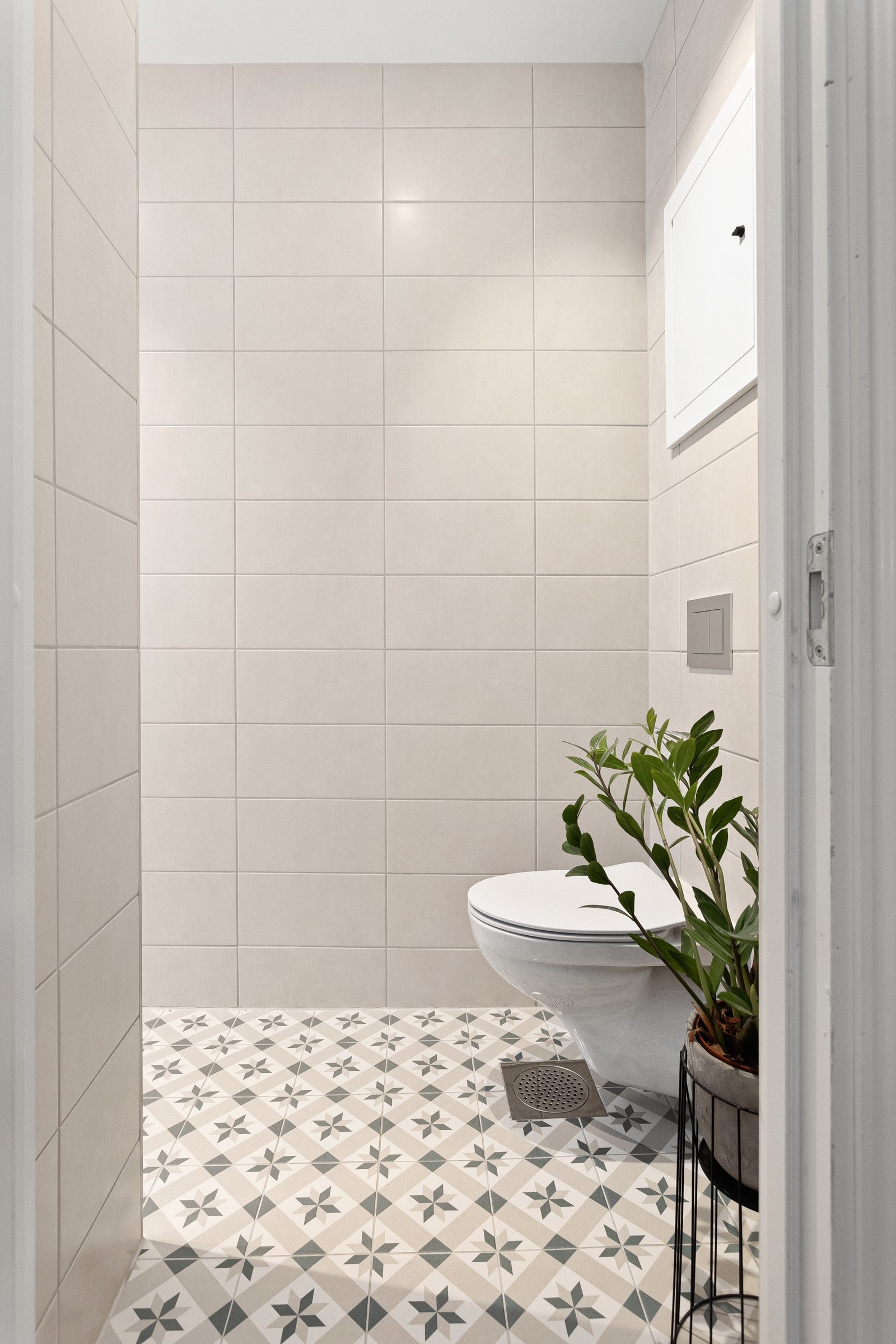 Baderommet er også utstyrt med vegghengt toalett. Galleribilde